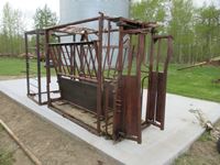    Manual Cattle Squeeze with Palpation Cage