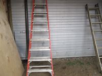    Louisville 12 Fibreglass Step Ladder