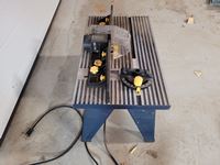    Router Table with Router
