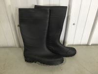    Mens Sized 12 Rubber Boots