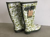    Womens Size 7 Gardening Boots