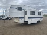 1998 Fleetwood  27 Ft T/A Fifth Wheel Holiday Trailer