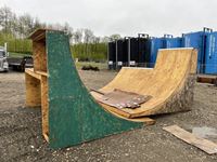    Skateboard Half Pipe