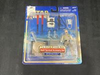 2002 MIB Hasbro  Hoth Survival Accessory Set w/ Hoth Rebel Solier Star Wars Action Figure
