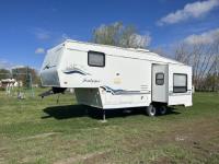 2000 Forest River Sand Piper 25 Ft T/A Travel Trailer