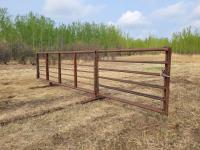 (2) 16 Ft Free Standings Panels w/ 8 Ft Gates