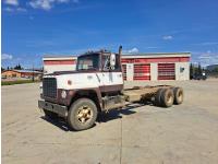 Ford L9000 T/A  Cab & Chassis Truck