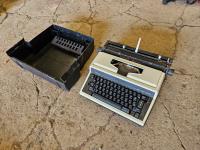 Royal Cavalier/1200 Typewriter