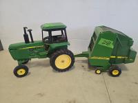 John Deere Die Cast Tractor & 567 Round Baler