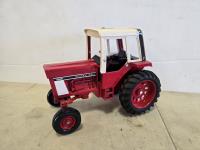 International 1586 Die Cast Tractor